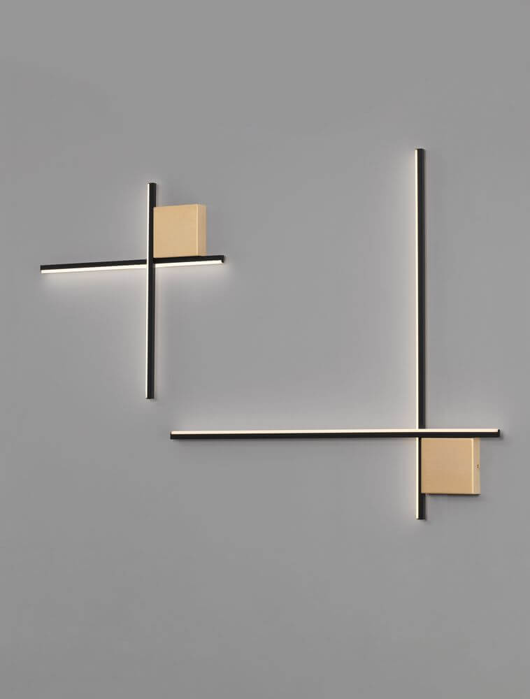 Elegante Cross LED Wandleuchte in mattem Gold mit geometrischem Design und spektakulärer LED-Beleuchtung.