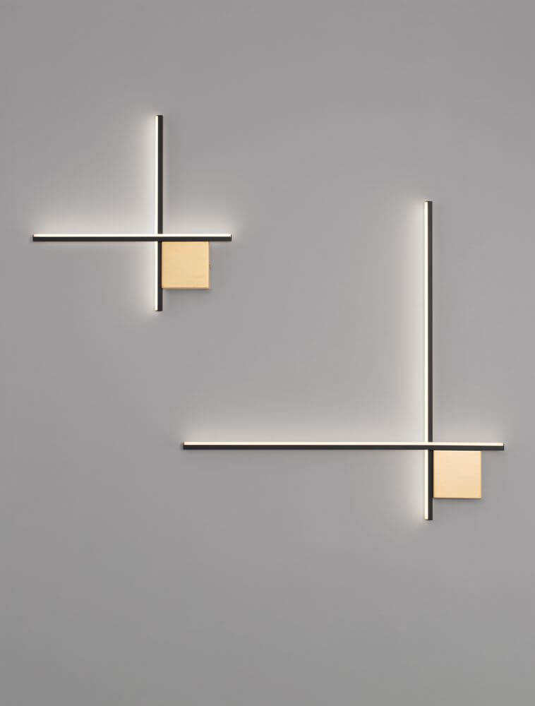 Cross LED Wandleuchte in matt Gold mit geometrischem Design und spektakulären Lichteffekten.