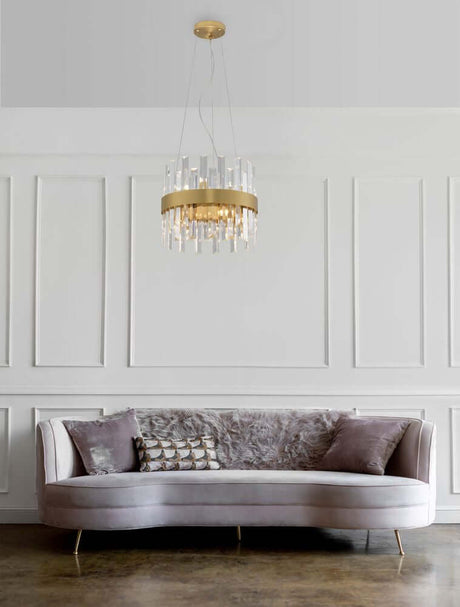 Krone pendel 5-pære Ø 35cm satin guld over en elegant sofa i et moderne interiør.