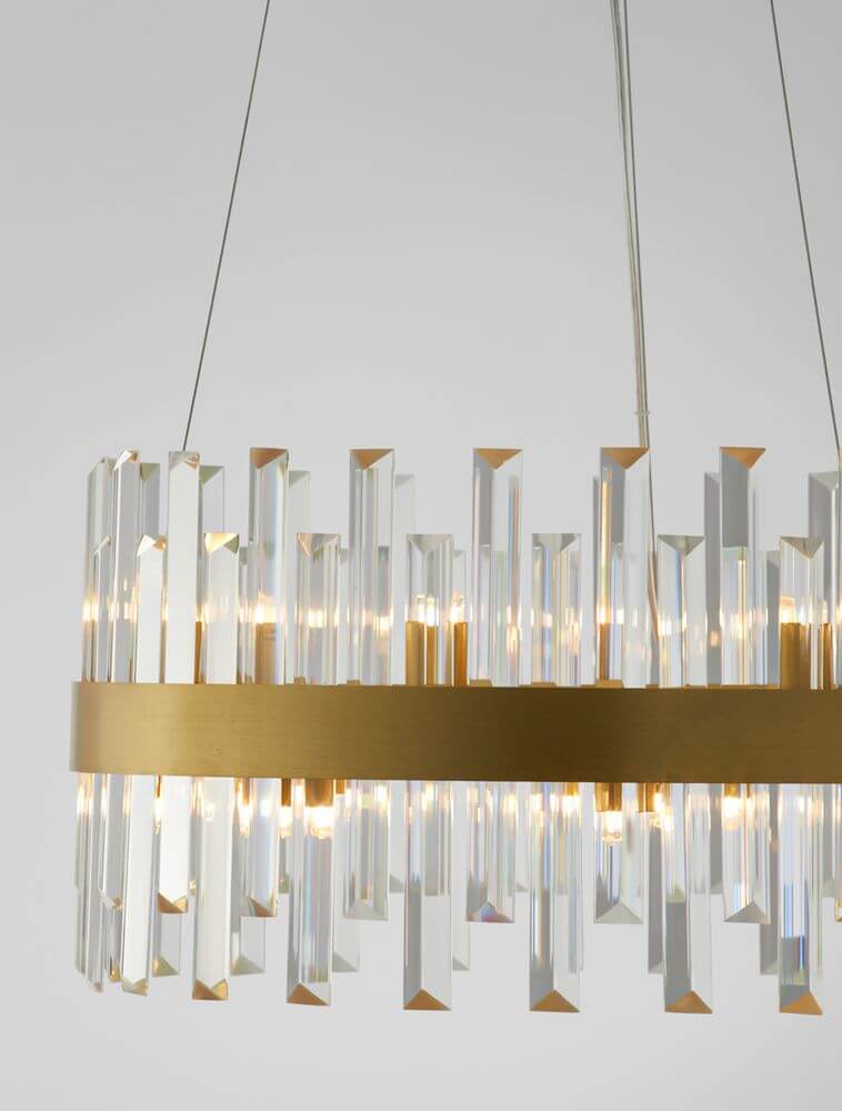 Crown Pendelleuchte 7-flammig Ø 55cm Gold-Satiniert mit funkelnden Kristallen und elegantem Metalldesign.