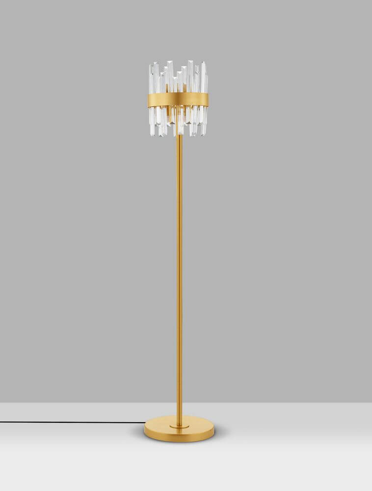 Crown Stehlampe Gold mit elegantem Design und goldenem Sockel in einem modernen Raum.