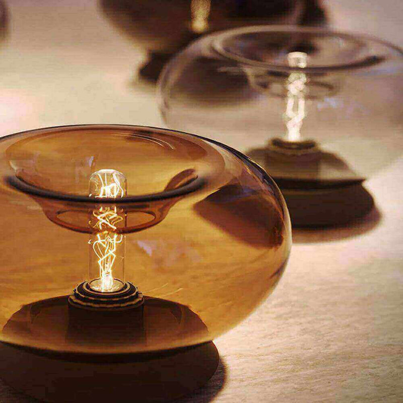 Elegante Glühbirnen in künstlerischen Glaskörpern schaffen eine warme, stilvolle Atmosphäre.