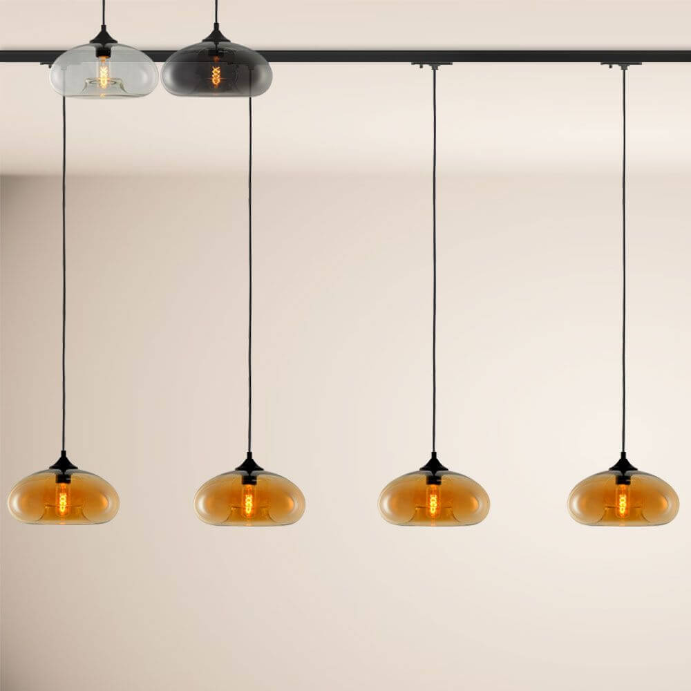 s.luce Cruet Low Esstisch-Hängelampe 1-Phasen-Schiene Mitteleinspeiser über einem Tisch mit warmen Lichtern.