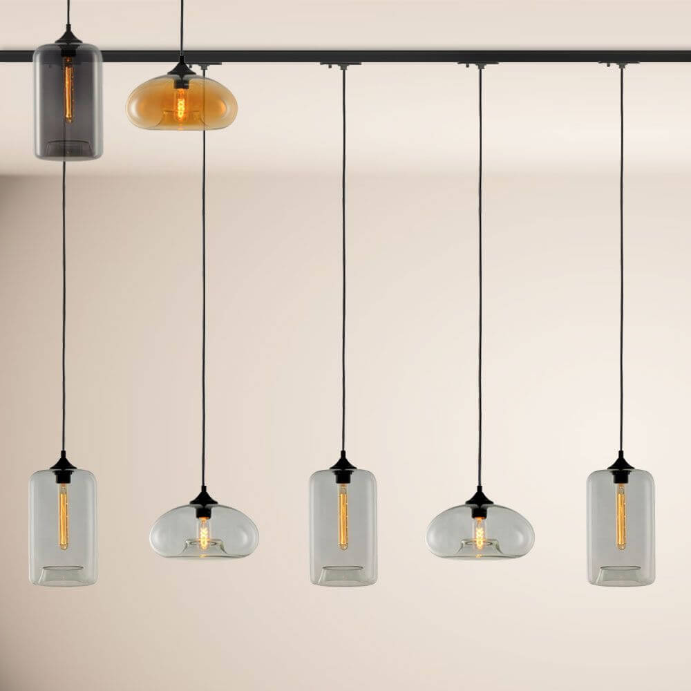 s.luce Cruet Esstischlampe 1-Phasen-Schiene 200cm Mitteleinspeiser mit stilvollen Pendelleuchten an einer Decke.