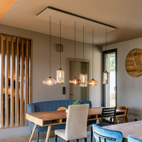 s.luce Cruet Pendelleuchte über modernem Esstisch, stilvolle Beleuchtung im Wohnraum.