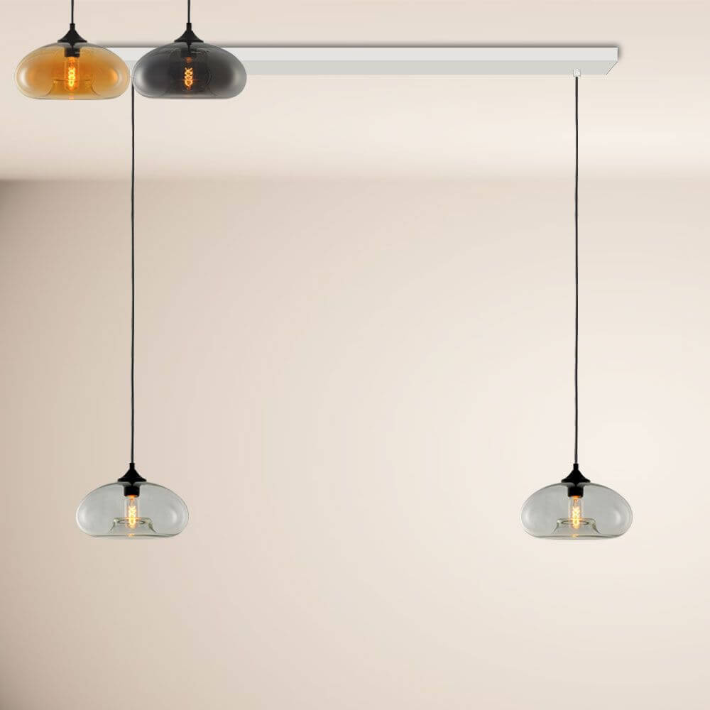 s.luce Cruet Low Esstisch-Pendellampe 2 bis 5-flammig 120cm mit eleganten Glas-Schirmen in Wohnraum-Atmosphäre.