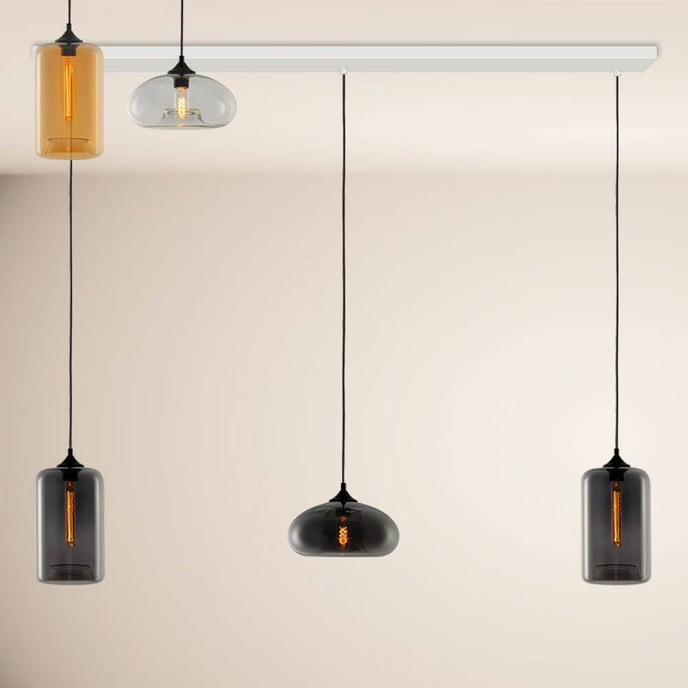 s.luce Cruet Low Esstisch-Pendellampe 2 bis 5-flammig 120cm mit eleganten Glas-Schirmen in moderner Pendel-Installation.