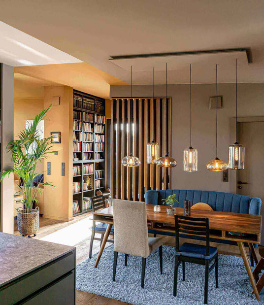 Modernes Esszimmer mit Holzregal, stilvollen Lampen und gemütlicher Einrichtung, Pflanzenakzente.