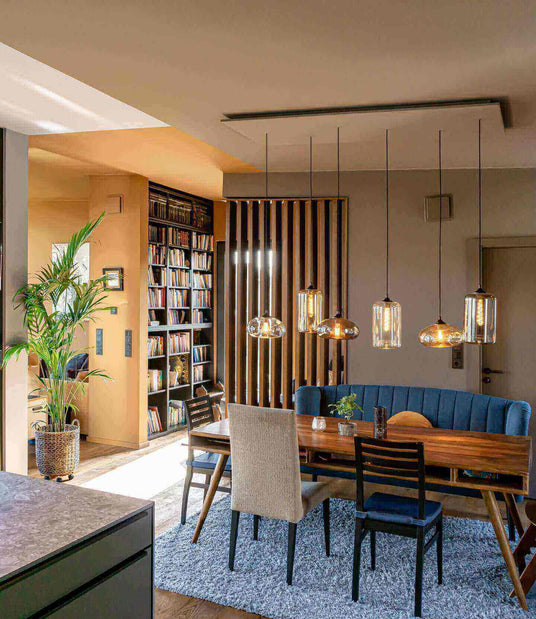 Modernes Esszimmer mit Holzregal, stilvollen Lampen und gemütlicher Einrichtung, Pflanzenakzente.