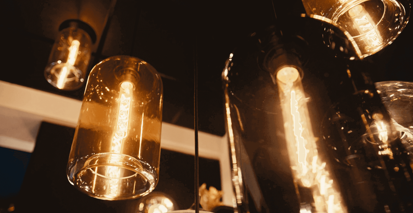 Moderne Glaskugelleuchten mit warmem Licht in einem stilvollen Innenraum.