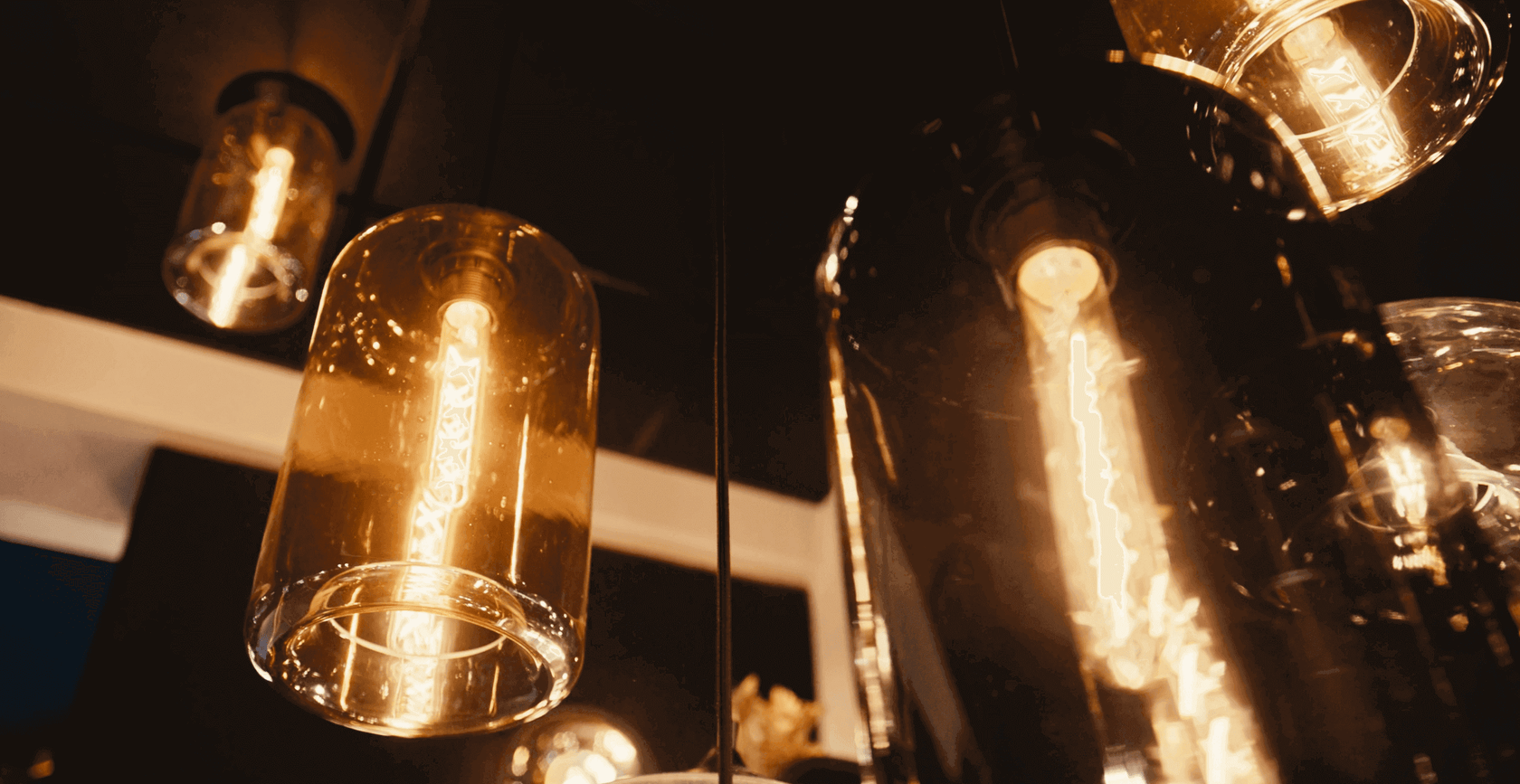 Moderne Glaskugelleuchten mit warmem Licht in einem stilvollen Innenraum.