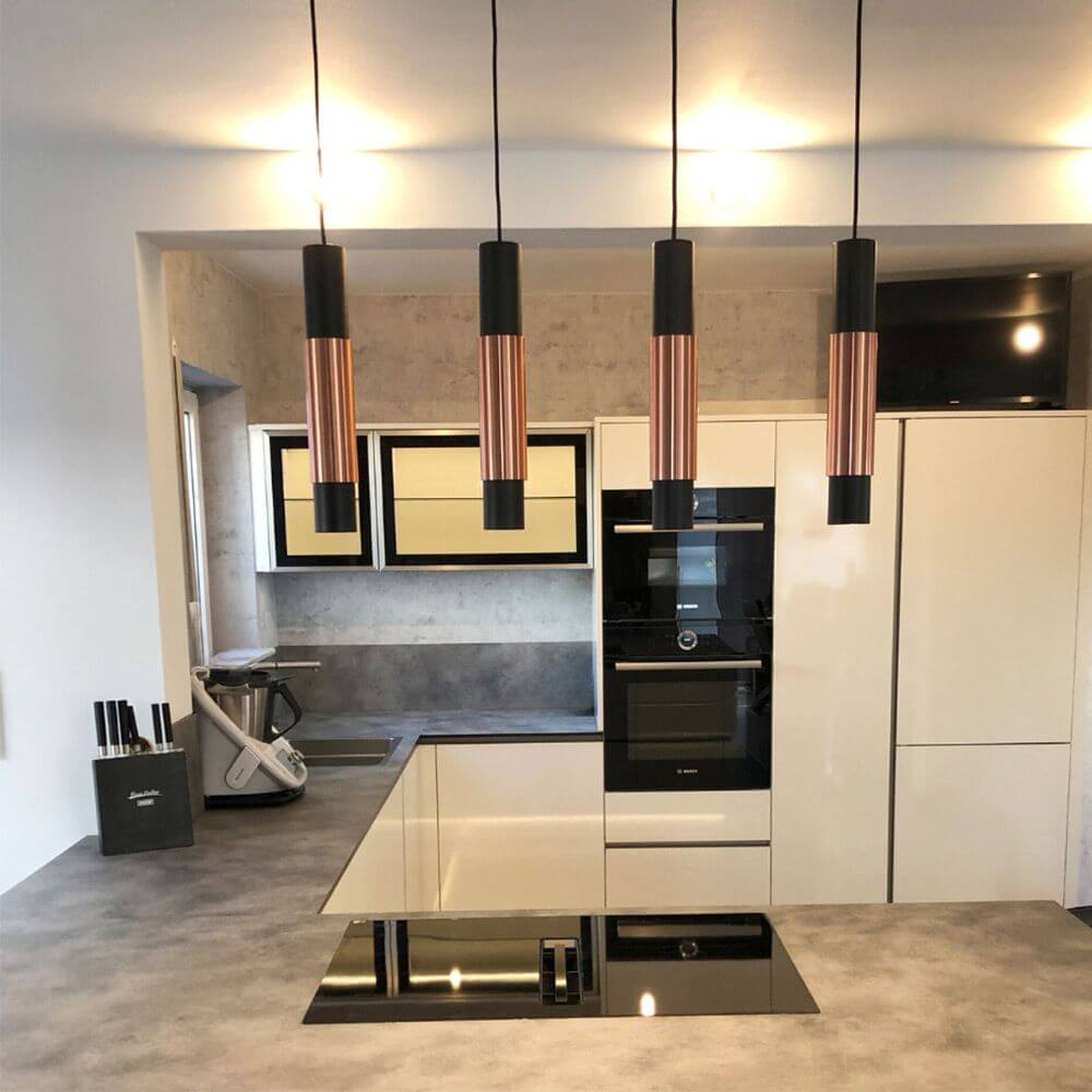 s.luce Crutch Hängeleuchte 1-Phasen-Schienensystem Mitteleinspeiser in moderner Küche mit eleganten Leuchten.