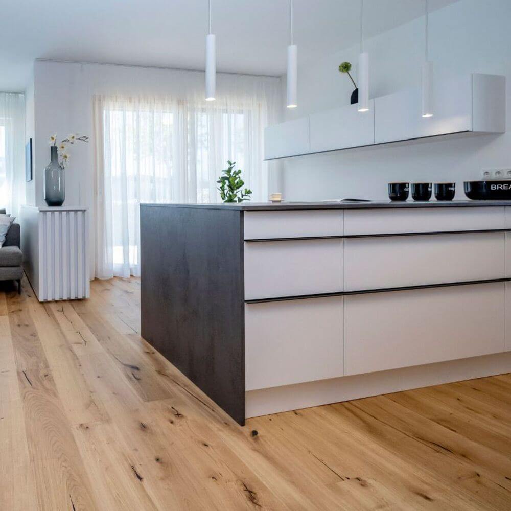 s.luce Crutch Hängeleuchte 1-Phasen-Schienensystem Mitteleinspeiser über modernem Kücheninsel mit Holzfußboden.