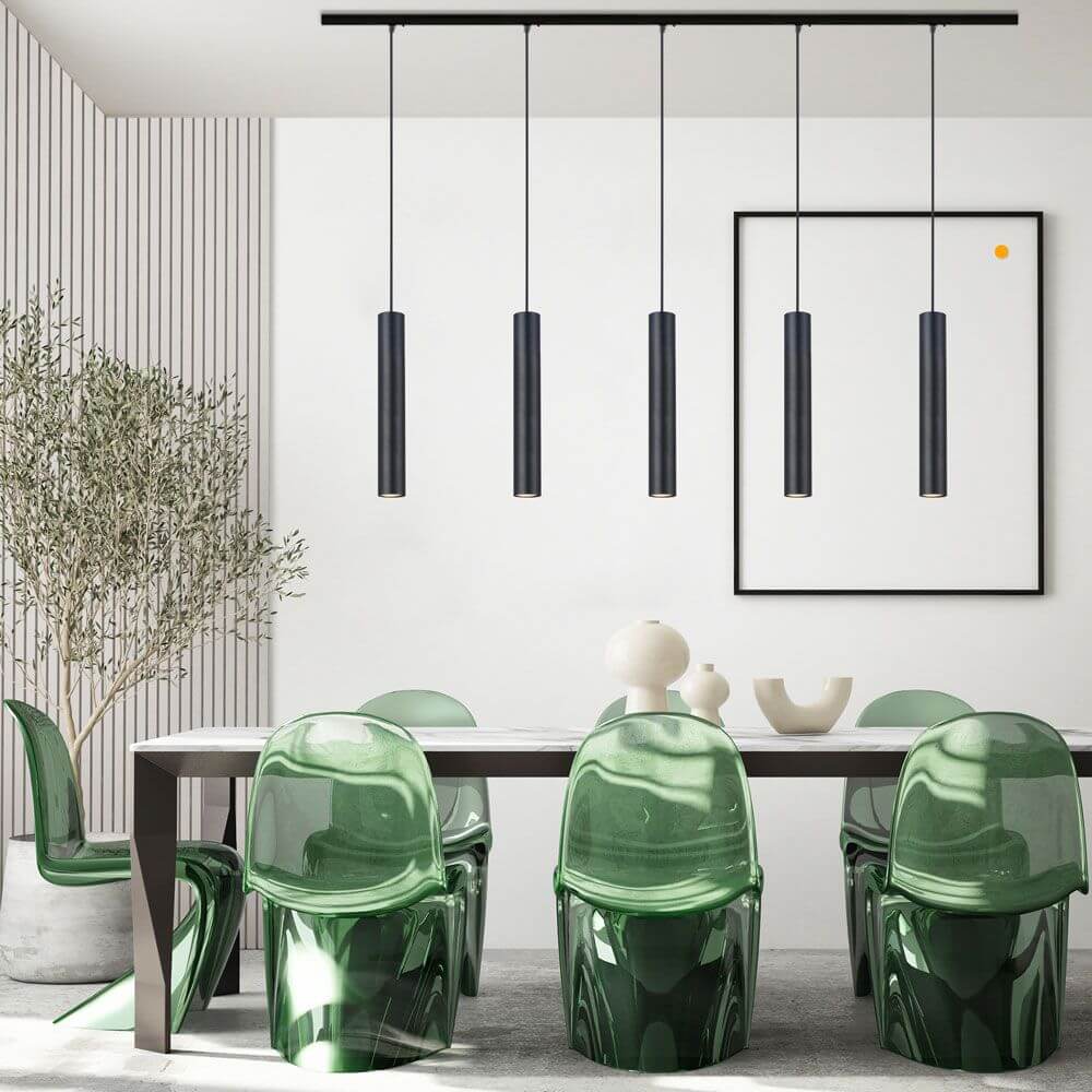 s.luce Crutch Hängeleuchte in modernem Essbereich mit grünen Stühlen und minimalistischer Dekoration.
