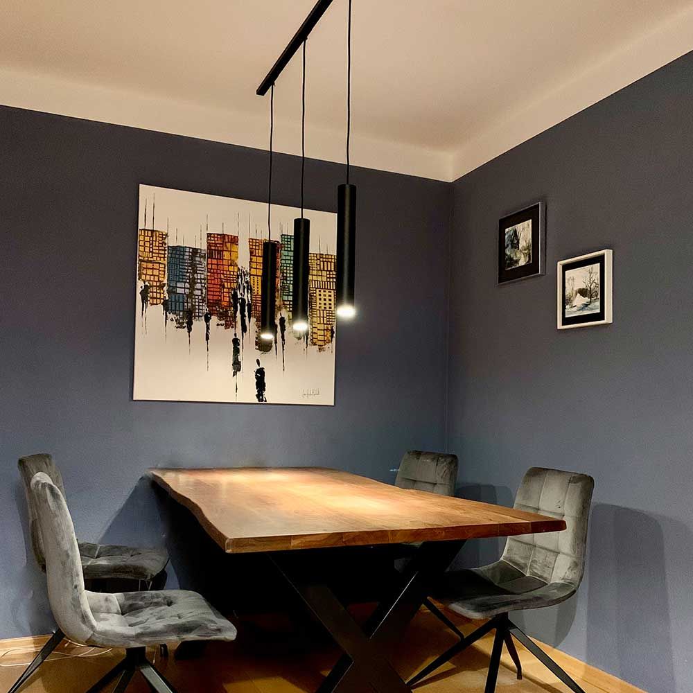 s.luce Crutch Hängelampe 1-Phasen-Schiene 200cm Endeinspeiser in modernem Esszimmer mit Holzstuhl und Kunstwerk.