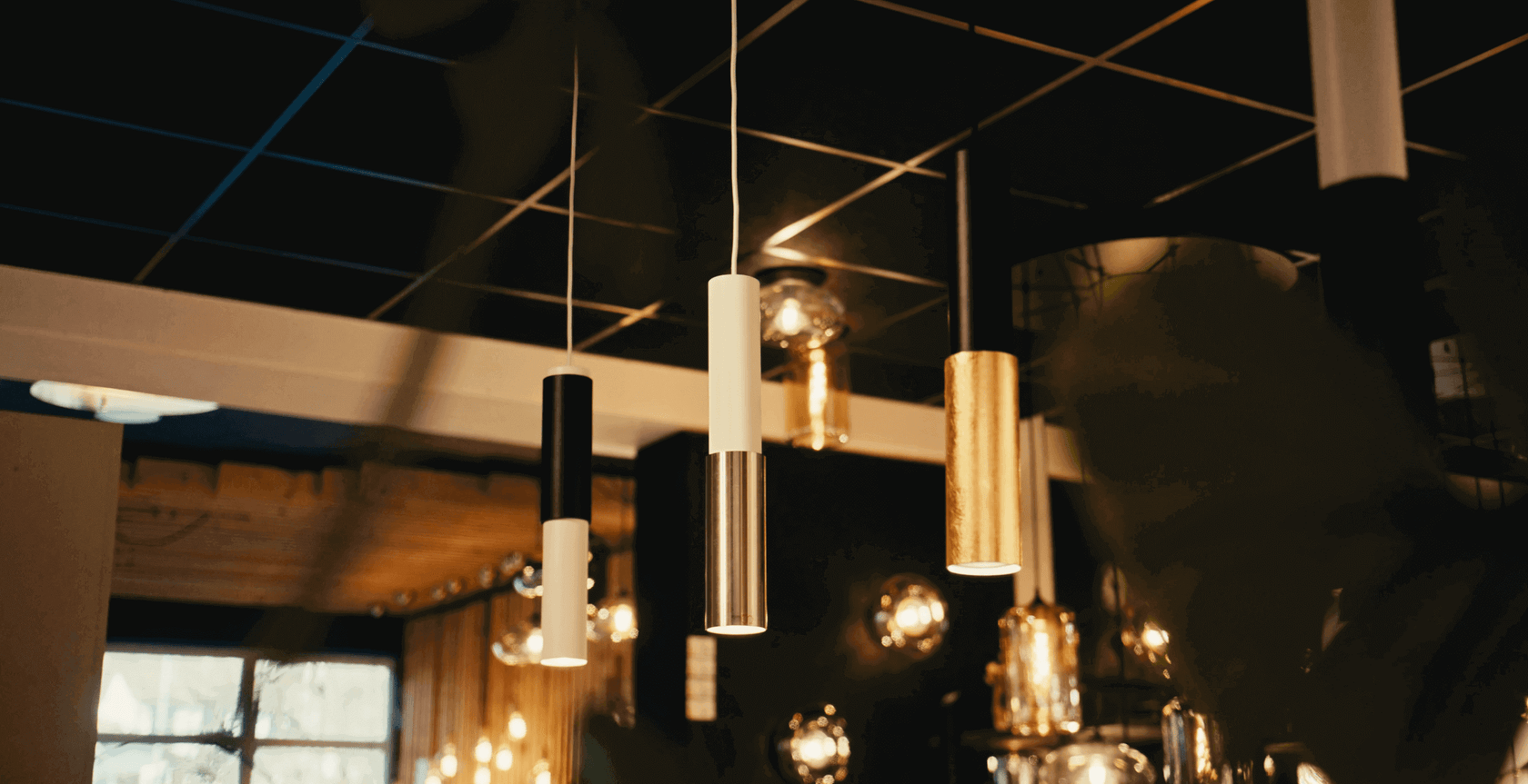 Moderne hängende Leuchten in einem stilvollen Raum mit warmem Licht und schickem Design.