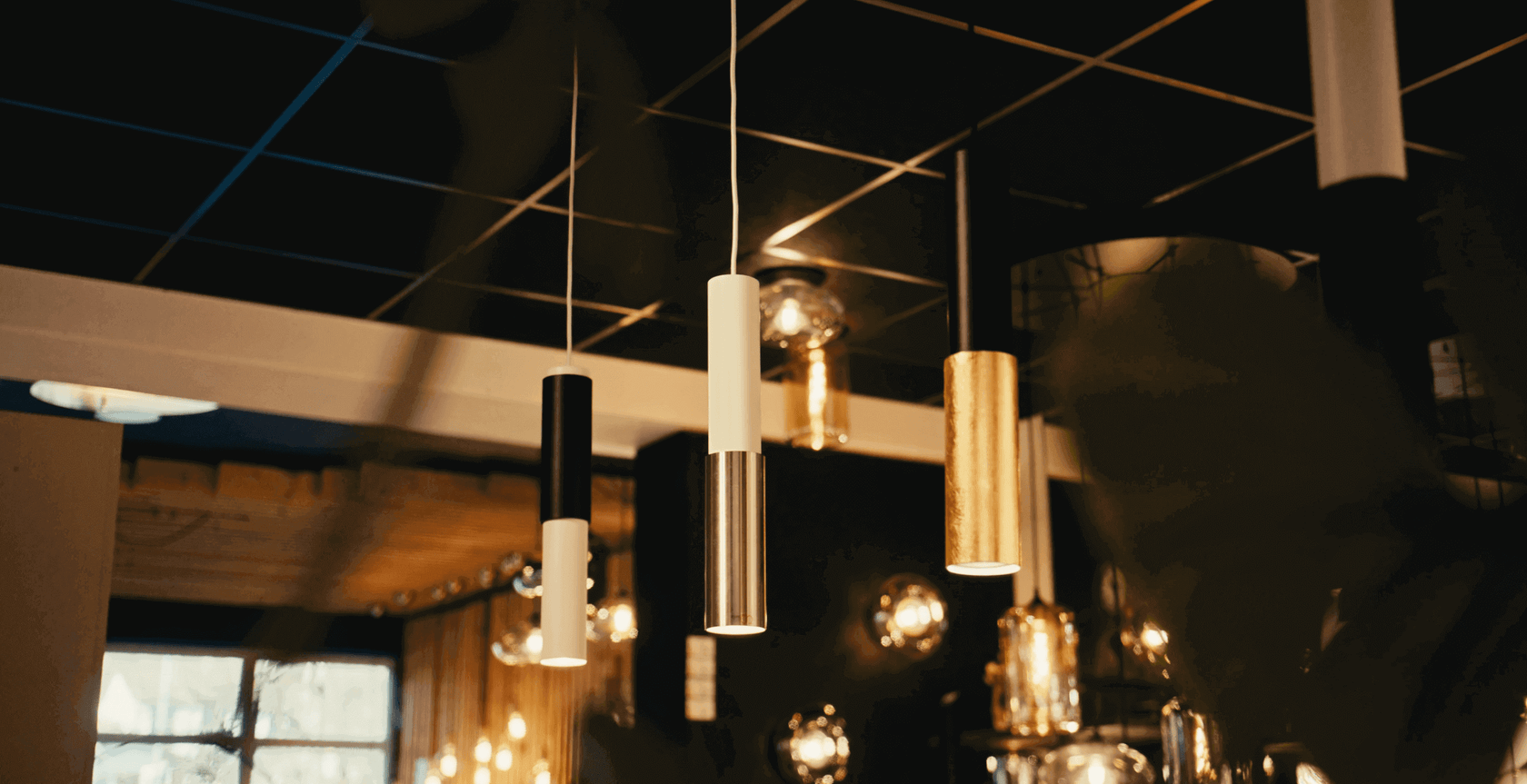 Moderne hängende Leuchten in einem stilvollen Raum mit warmem Licht und schickem Design.