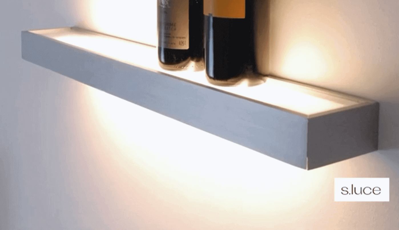 s.luce Wandregal mit integrierter Beleuchtung und Flaschen, modernes Design für stilvolle Wohnräume.