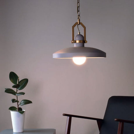 Cyg-betoniriippuvalaisin Ø 40 cm industrial-tyylissä, kultaisilla metallielementeillä ja riippuvalla ketjuripustuksella.