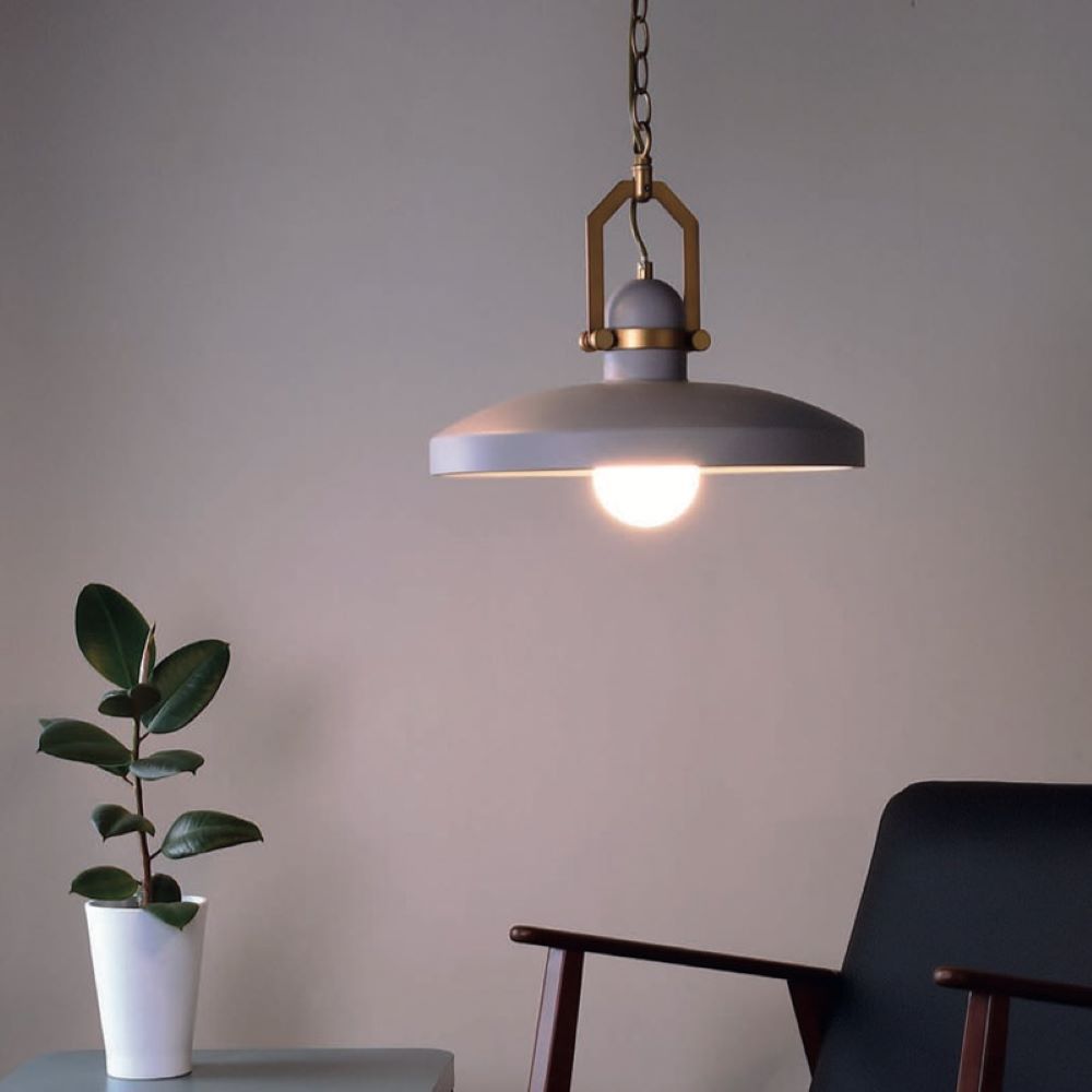 Cyg lámpara colgante de hormigón Ø 40cm en estilo industrial con elementos metálicos dorados y suspensión de cadena.