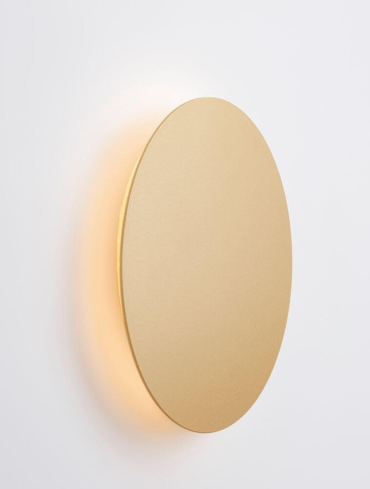 Cyrcle LED Wandleuchte Ø 22cm 3000K in goldfarbenem Design an der Wand montiert