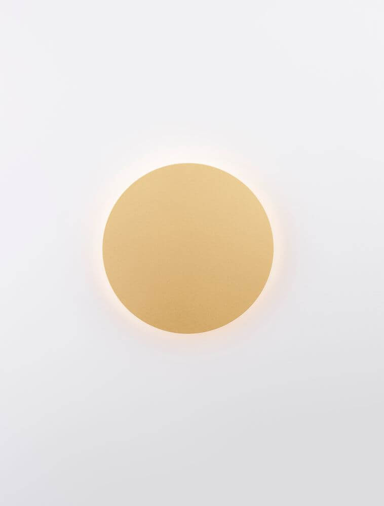 Cyrcle LED Wandleuchte Ø 22cm 3000K in runder goldener Ausführung an der Wand.