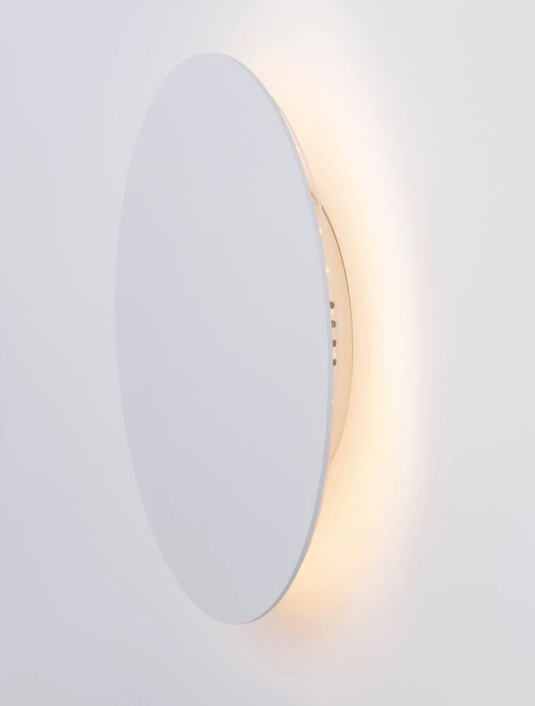 Cyrcle LED Wandleuchte Ø 22cm 3000K an der Wand installiert mit warmem Licht.