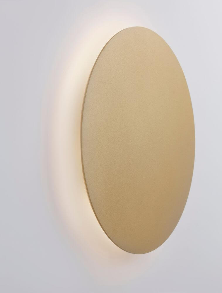 Cyrcle LED Wandleuchte Ø 30cm 3000K in elegantem Gold-Design an der Wand installiert.
