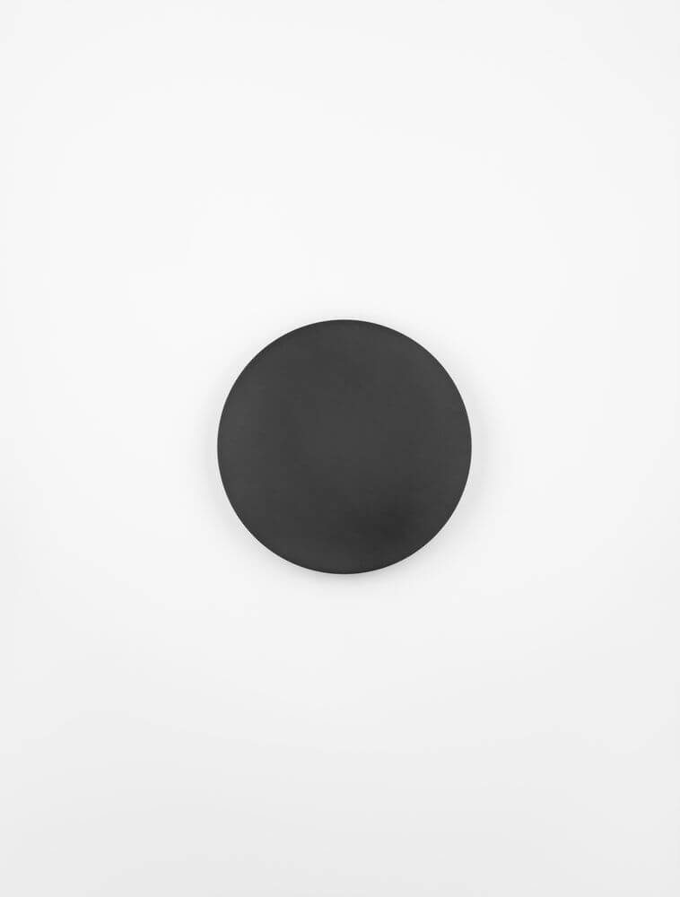Cyrcle LED Wandleuchte Ø 30cm 3000K in schlichter, runder schwarzer Design-Optik auf weißem Hintergrund.