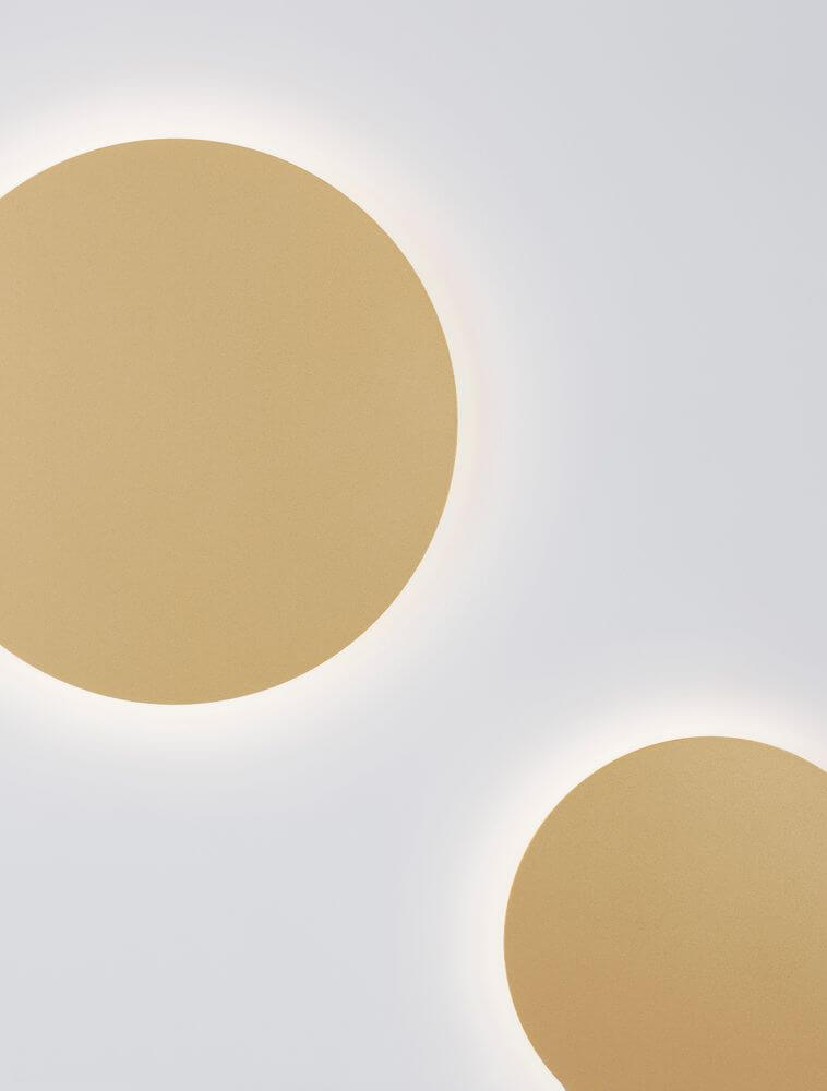 Cyrcle LED Wandleuchte Ø 30cm 3000K mit goldenen runden Elementen und sanftem Licht.