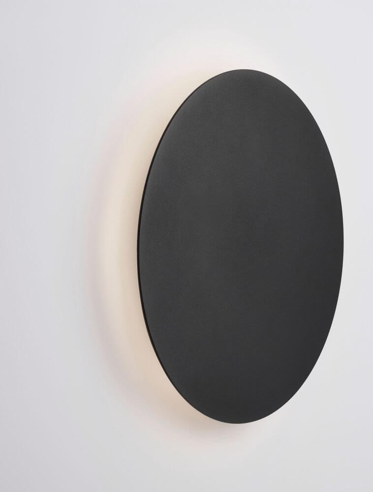 Cyrcle LED Wandleuchte Ø 30cm 3000K in rundem, schwarzem Design an der Wand montiert.