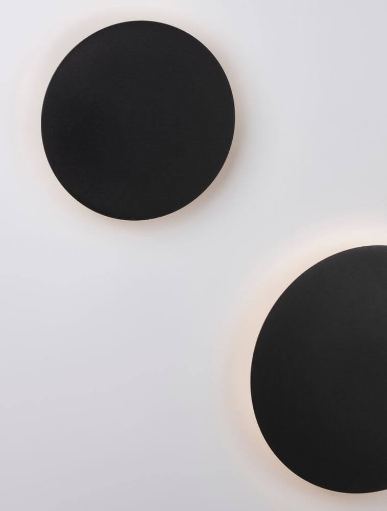 Zwei Cyrcle LED Wandleuchten Ø 30cm 3000K in Schwarz an einer weißen Wand.