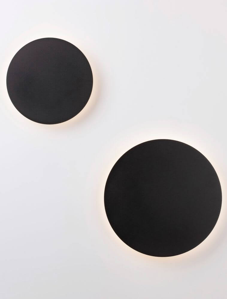 Cyrcle LED Wandleuchte Ø 30cm 3000K in modernem Design, zwei runde schwarze Leuchten an einer Wand.