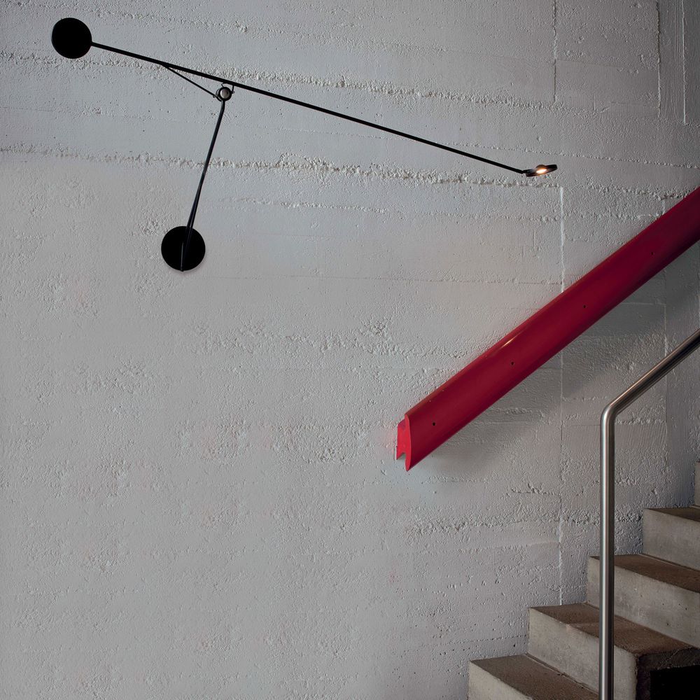 DCWéditions Aaro LED Wandleuchte 160cm schwenkbar an einer Wand über einer Treppe