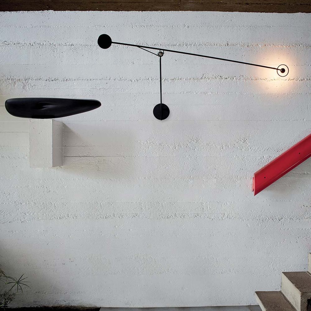 DCWéditions Aaro LED Wandleuchte 160cm schwenkbar an einer Wand, mit schwenkbarem Design und modernem Look.