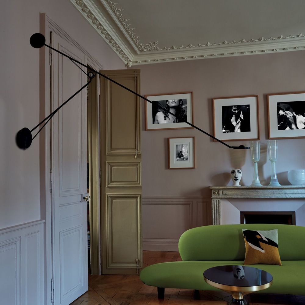 DCWéditions Aaro LED Wandleuchte 160cm schwenkbar an der Wand in modernem Wohnraum