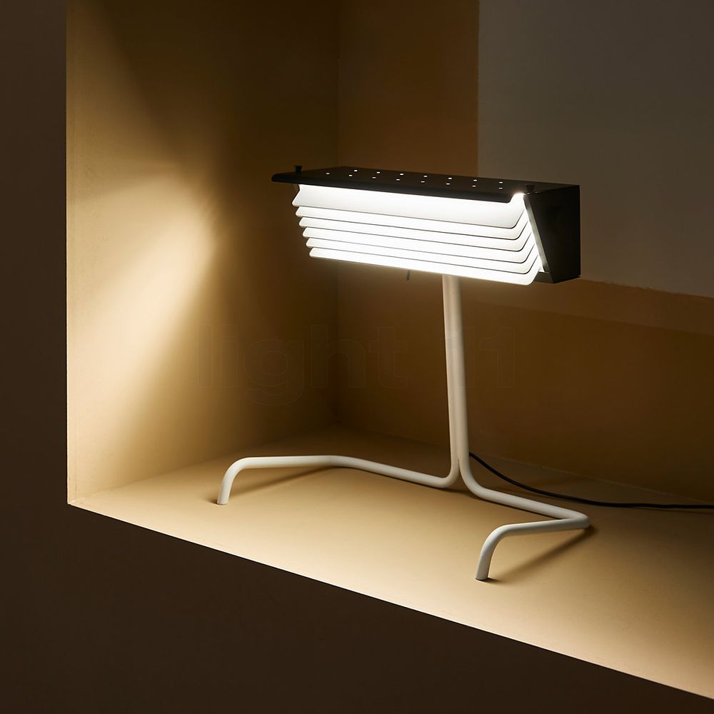 DCWéditions Biny Tischleuchte mit Lamellen auf einem Regal, modernes minimalistisches Design.