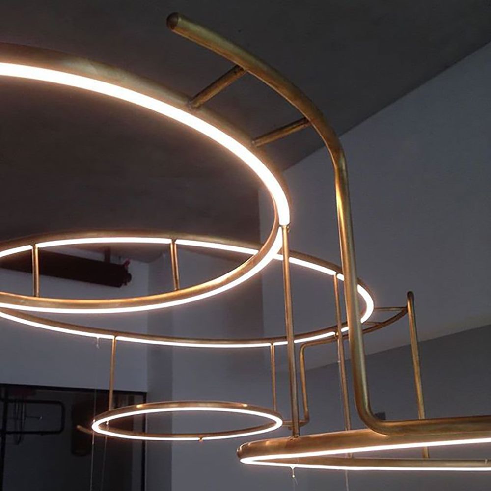 DCWéditions Broche LED Kronleuchter in Messing mit fließenden runden Formen und ätherischem Licht.