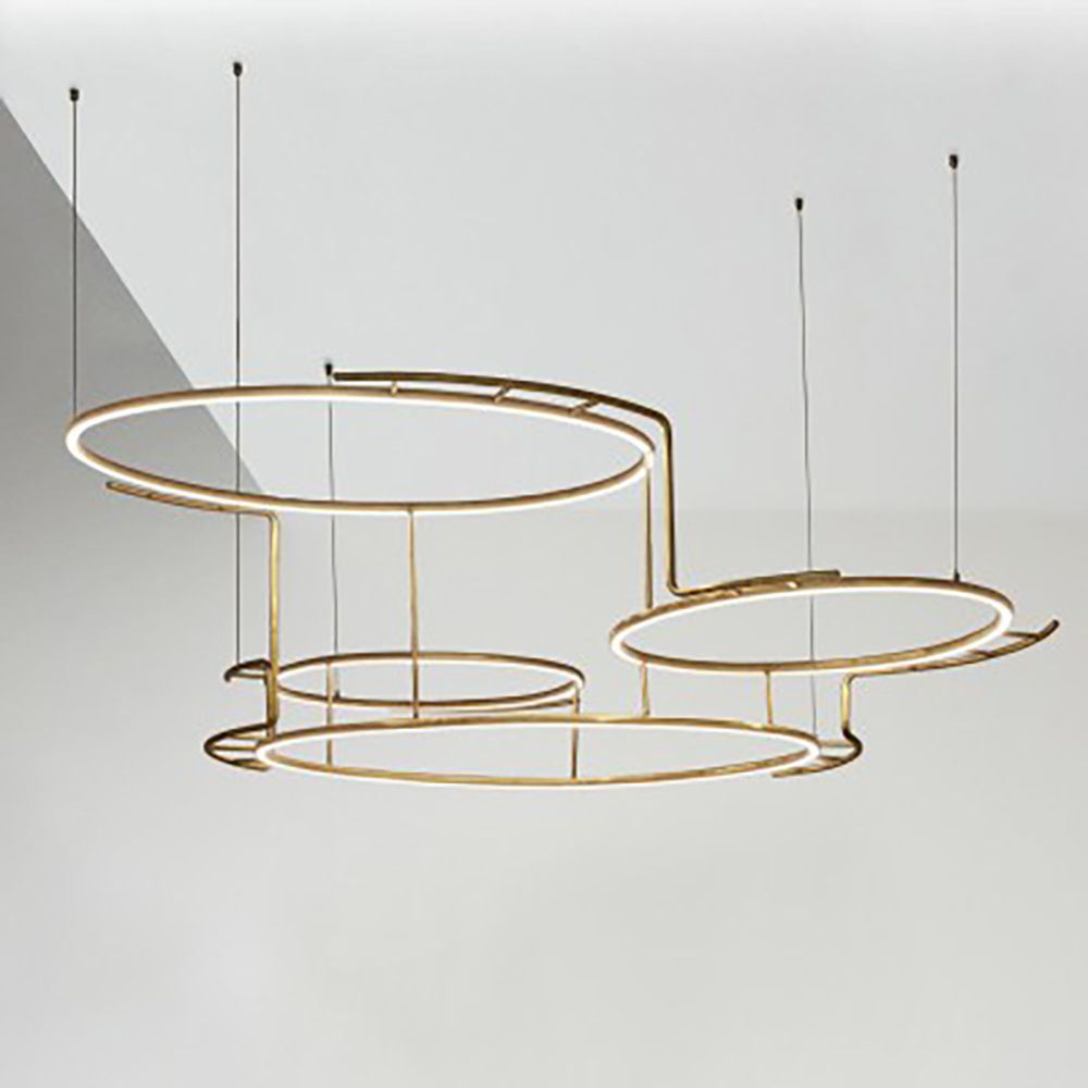 DCWéditions Broche LED Kronleuchter in Messing-natur mit skulpturalem Design und ethereal Durchsichtigkeit.