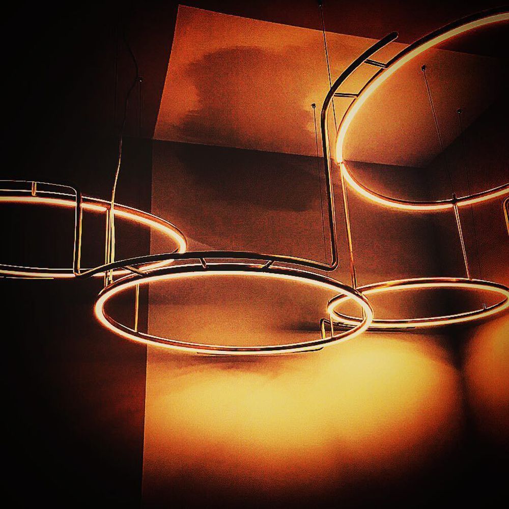 Moderne DCWéditions Broche LED Kronleuchter in Messing-natur mit kreativen runden Lichtdesigns.