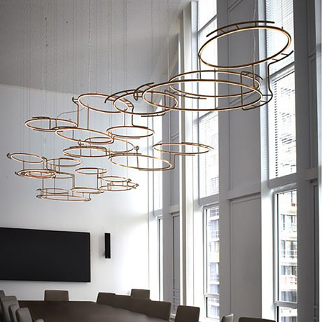 DCWéditions Broche LED-lysekrone i naturmessing i moderne romdesign
