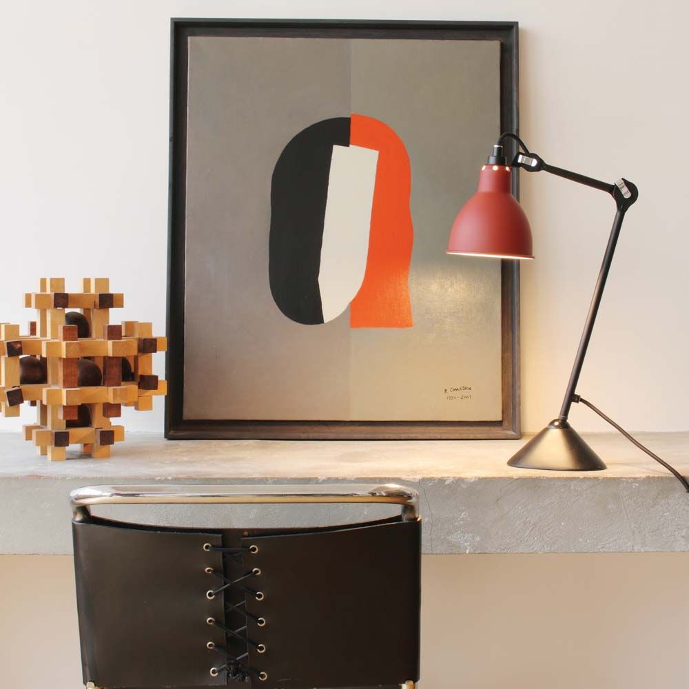 DCWéditions Gras N°205 Tischlampe mit schwenkbarem Schirm, moderner Interior-Design-Element.