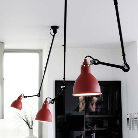 DCWéditions Gras N°302 Deckenlampe mit Ausleger in modernem Innenraumdesign.