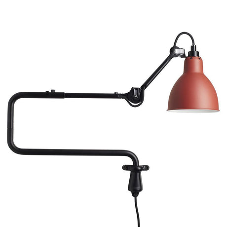 DCWéditions Gras N°303 Wandlampe mit Ausleger in industriellem Design, schwarz mit rotem Lampenschirm.