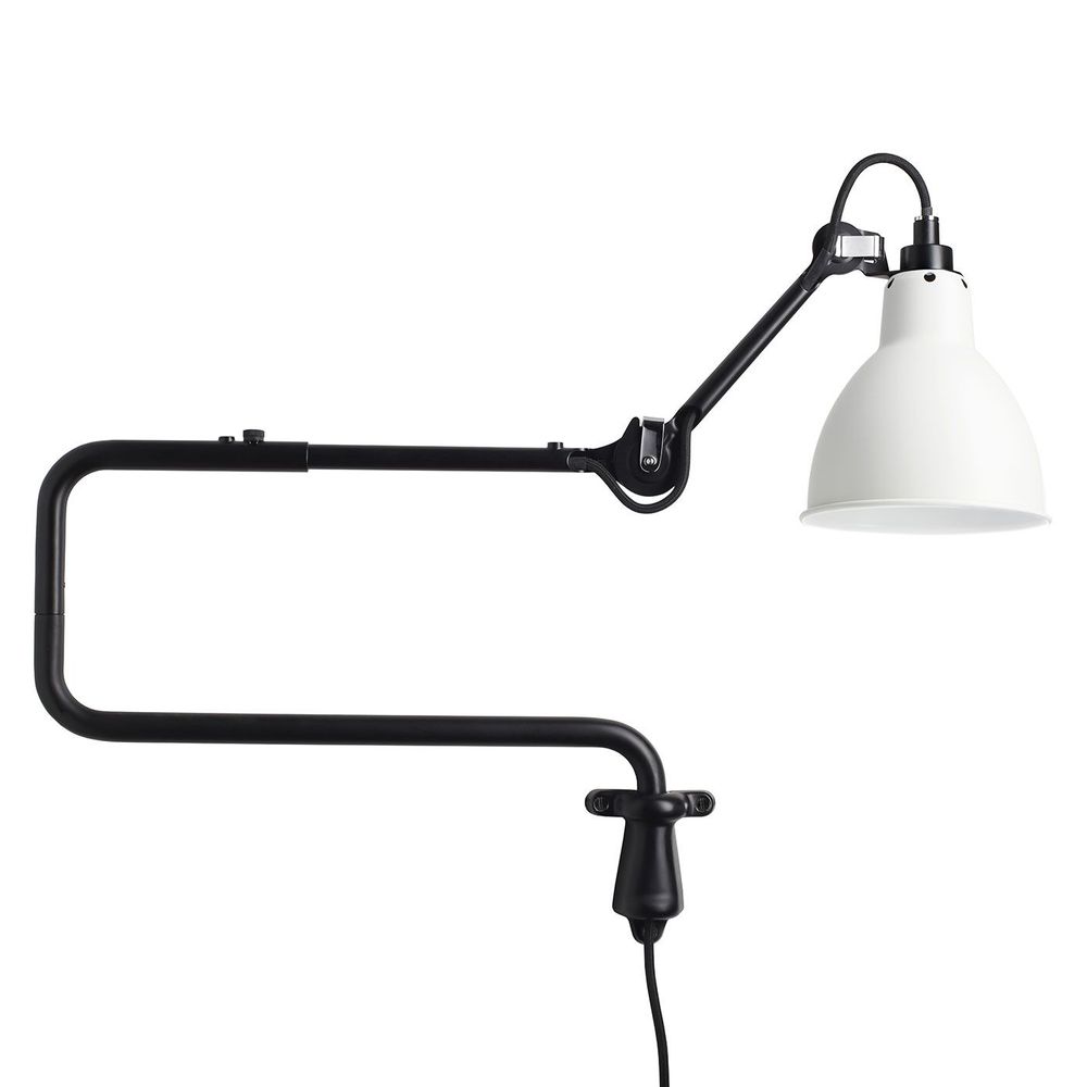 DCWéditions Gras N°303 Wandlampe hat einen schwarzen ausziehbaren Arm und einen weißen Lampenschirm.