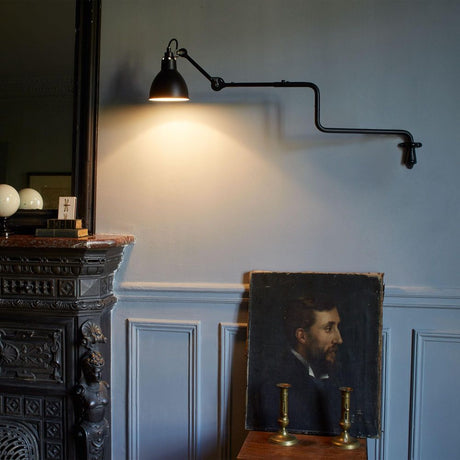 DCWéditions Gras N°303 Wandlampe mit Ausleger an einer stilvollen Wand.