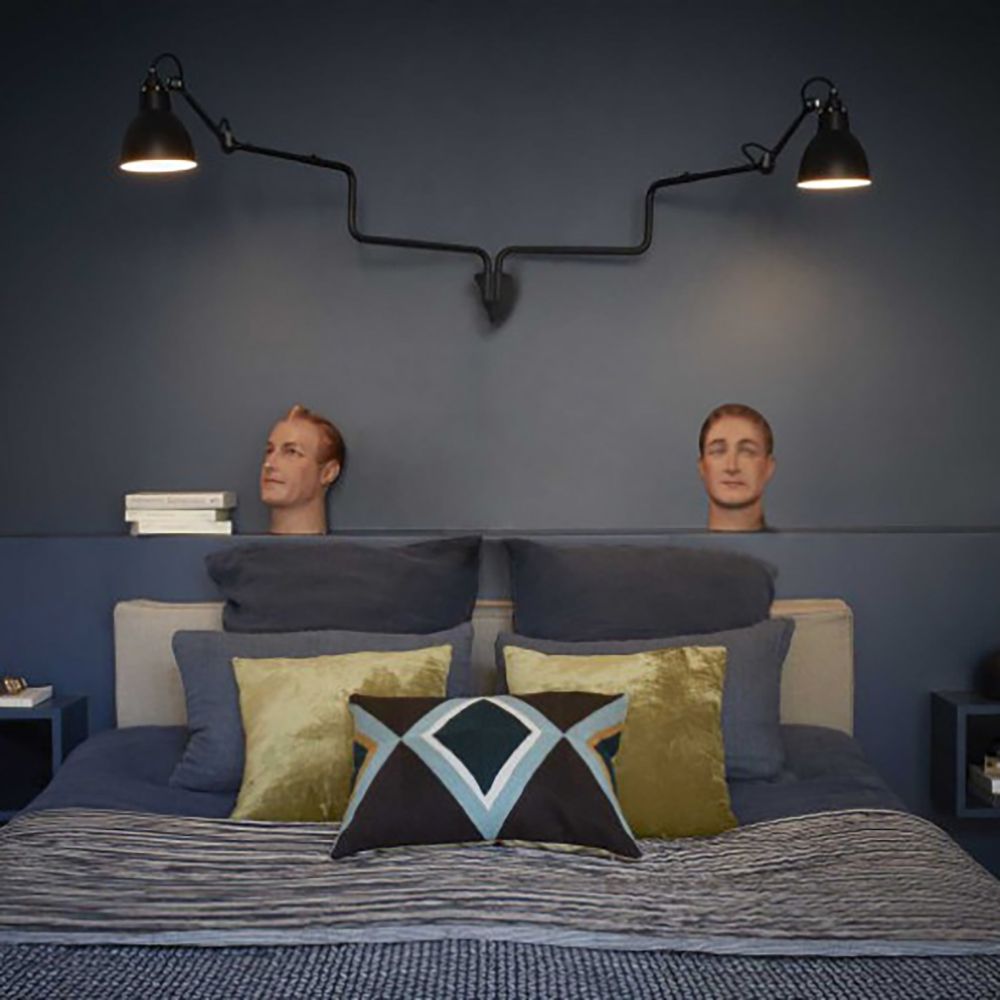 DCWéditions Gras N°303 Wandleuchte über einem modernen Bett mit Kissen im Schlafzimmer.