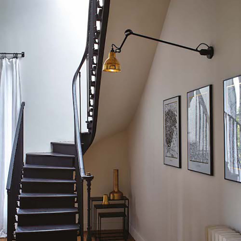 DCWéditions Gras N°304 L40 Wandleuchte an einer Wand neben einer Treppe, elegantes Design von Bernard-Albin Gras.
