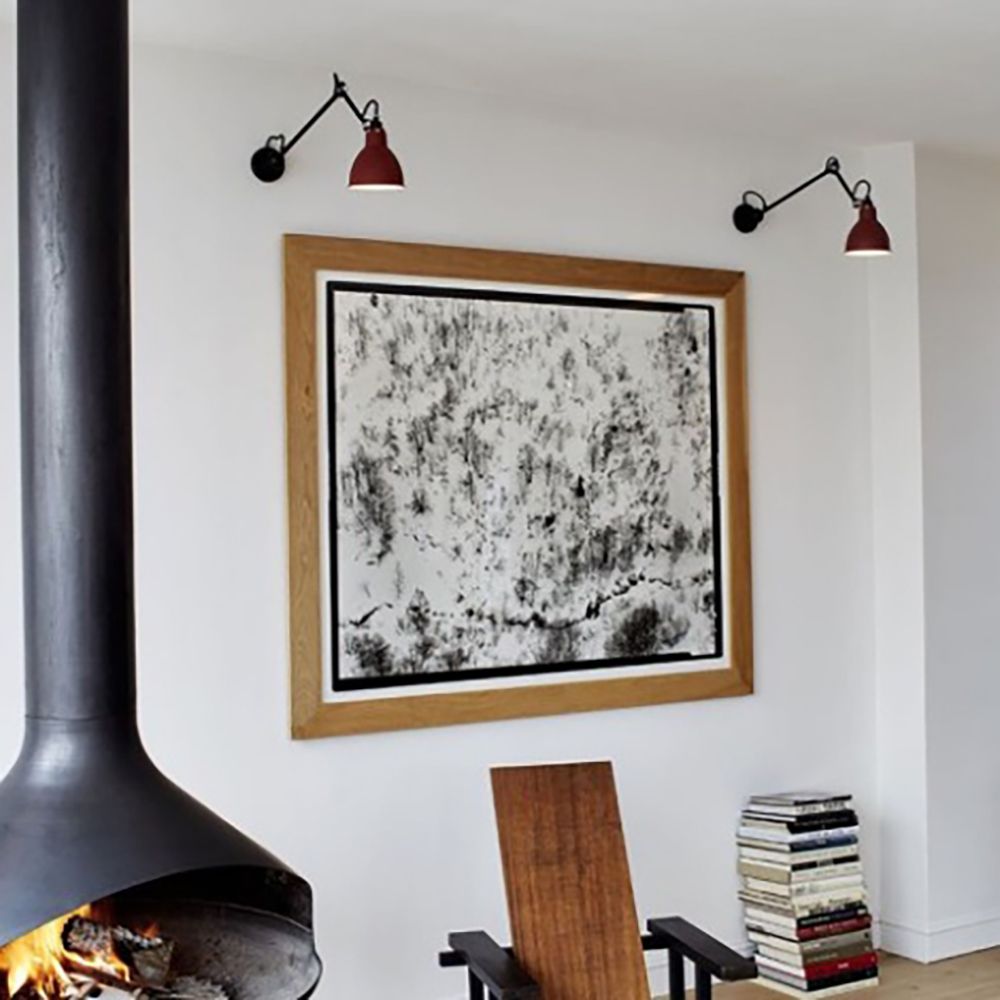LAMPE GRAS N°304 L40 Wandleuchte von DCW éditions in modernem Wohnraum mit Kunstwerk und Kamin.