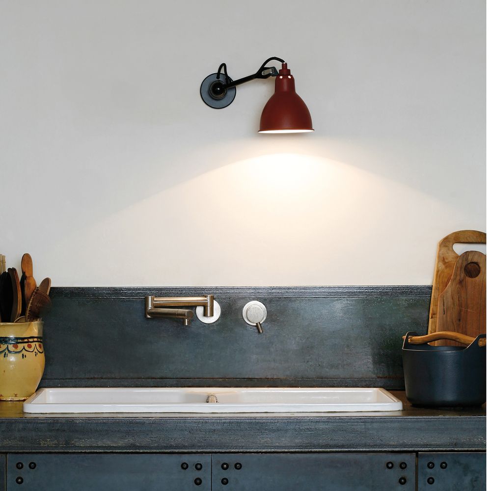 DCWéditions Gras N°304 Wandleuchte in rot, montiert über einer modernen Küchenzeile.